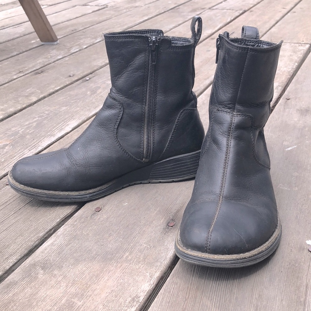 Merrell black leather booties, size 6.5